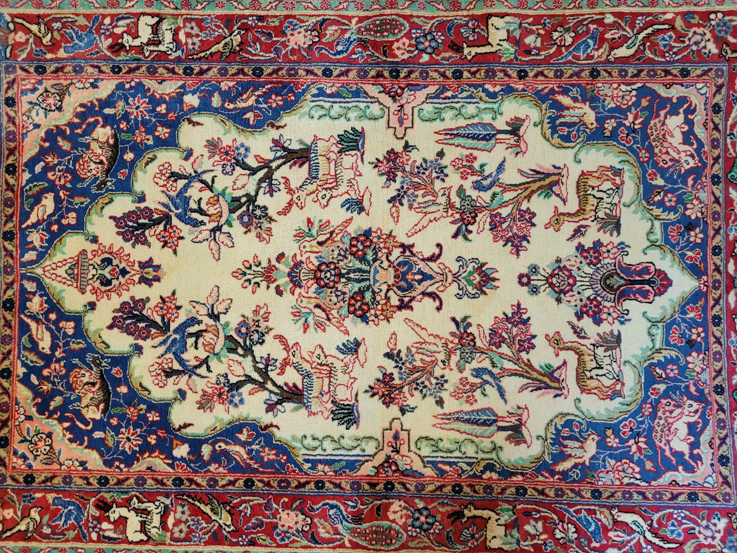 Täbriz Teppich Korkwolle figürliches Tiermotiv florale Komposition