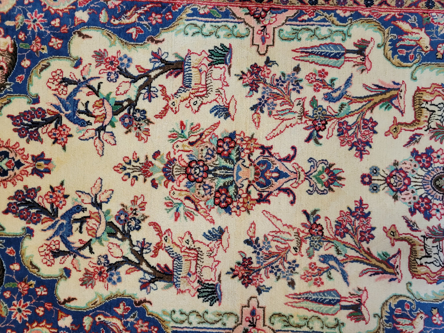 Täbriz Teppich Korkwolle figürliches Tiermotiv florale Komposition