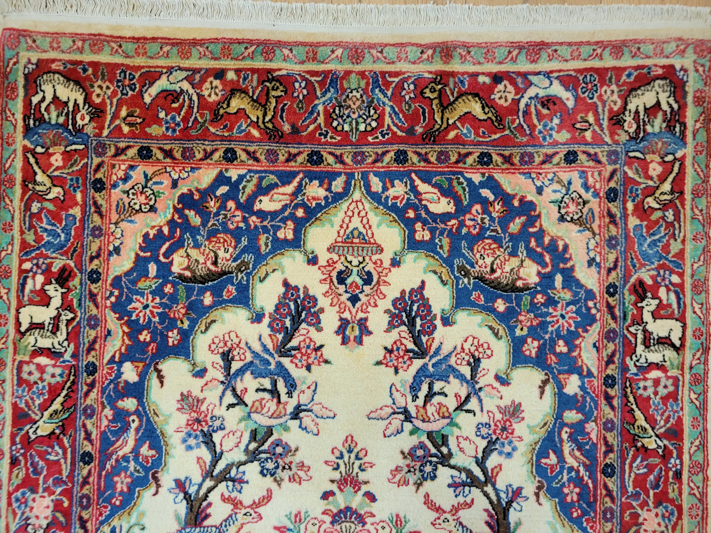 Täbriz Teppich Korkwolle figürliches Tiermotiv florale Komposition