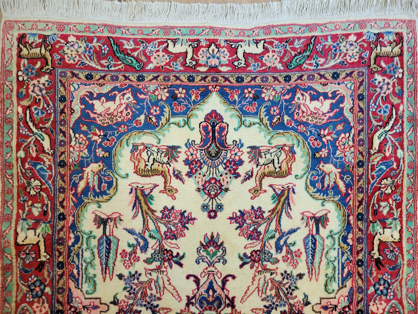 Täbriz Teppich Korkwolle figürliches Tiermotiv florale Komposition