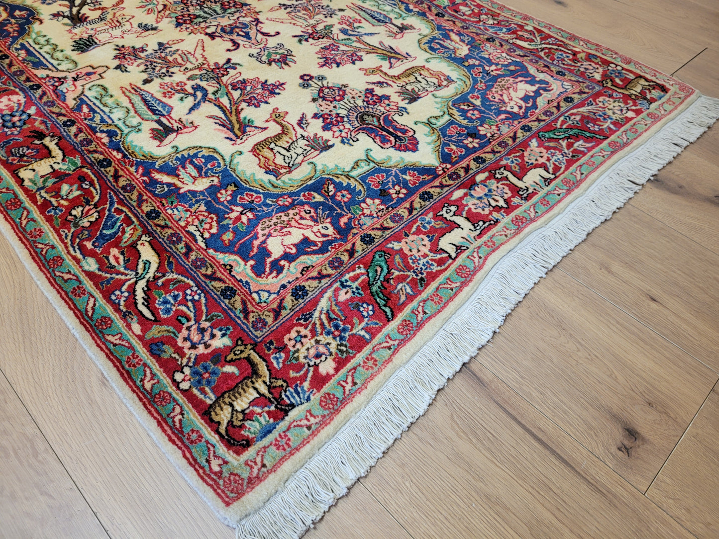 Täbriz Teppich Korkwolle figürliches Tiermotiv florale Komposition