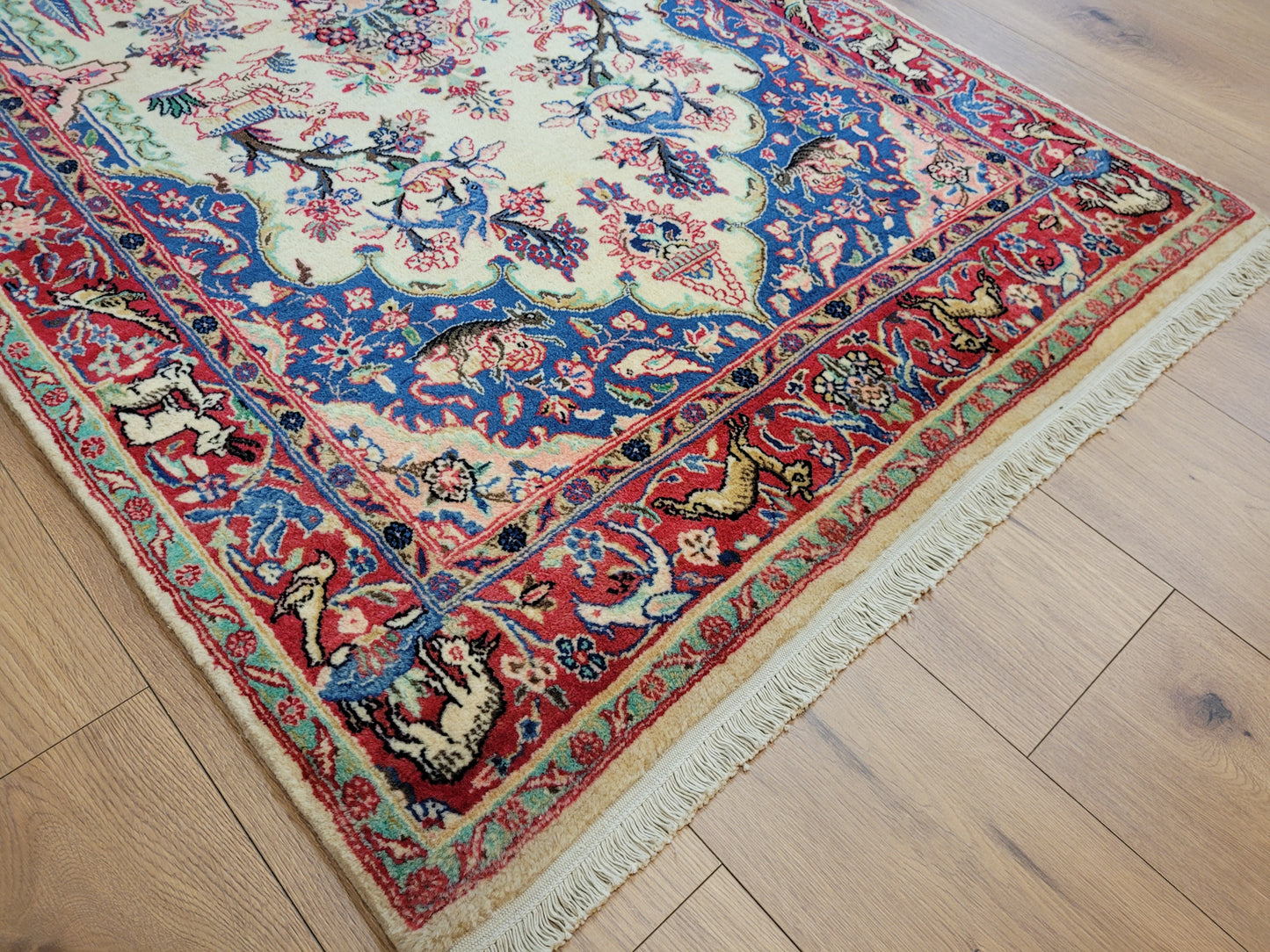 Täbriz Teppich Korkwolle figürliches Tiermotiv florale Komposition