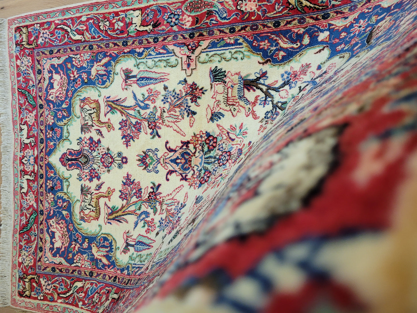 Täbriz Teppich Korkwolle figürliches Tiermotiv florale Komposition