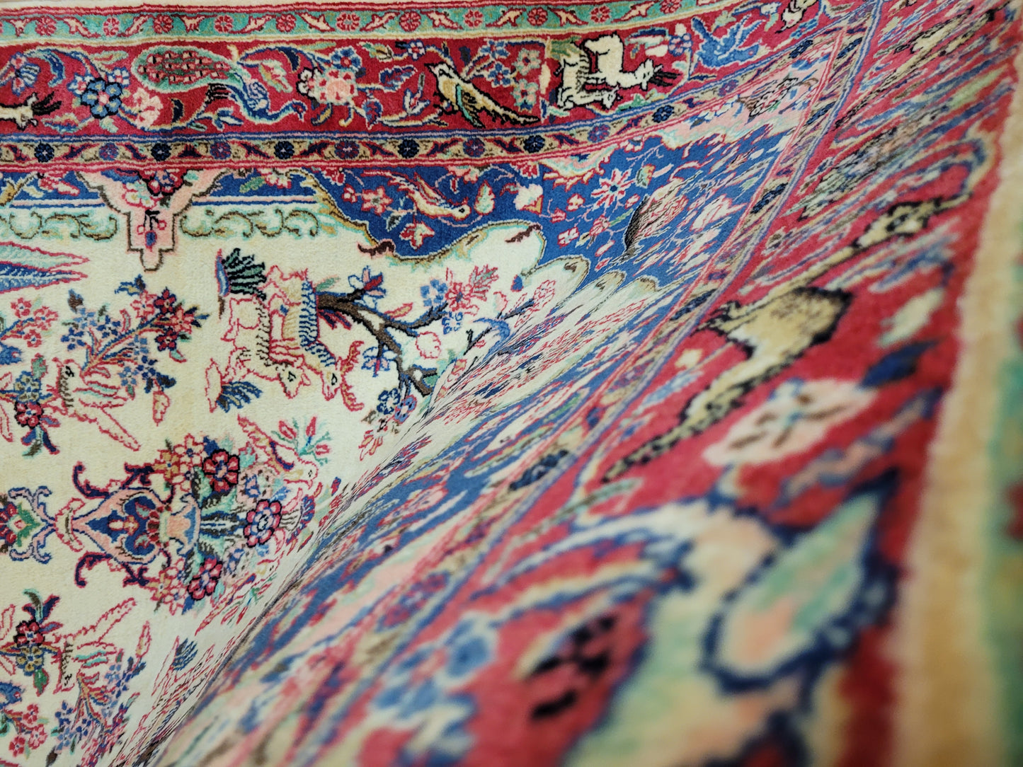 Täbriz Teppich Korkwolle figürliches Tiermotiv florale Komposition