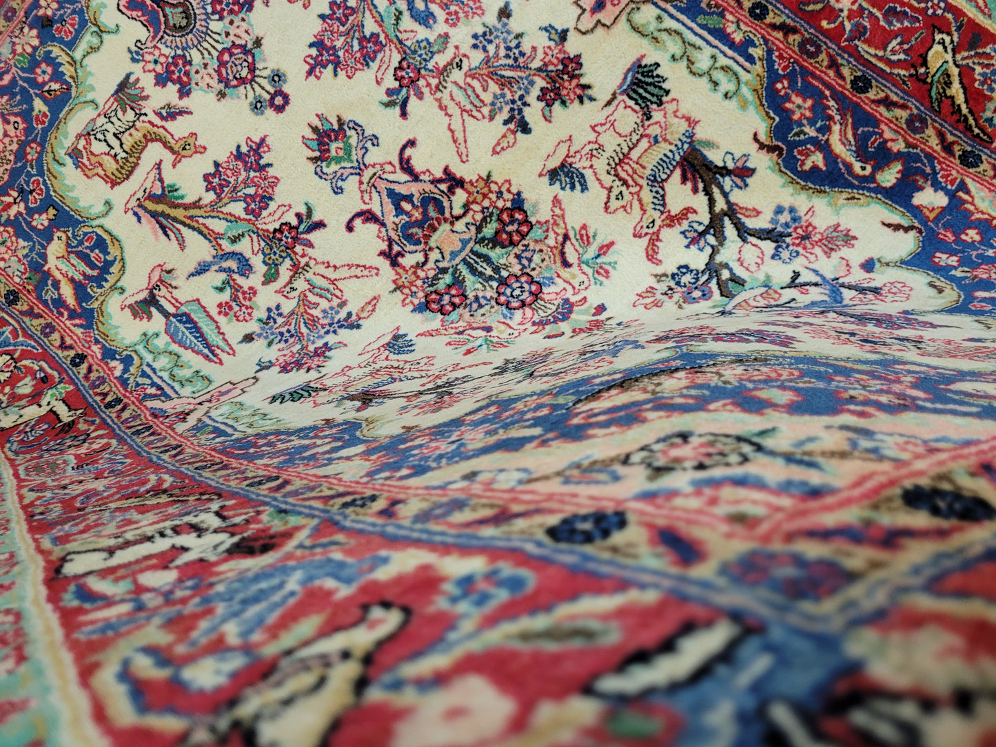 Täbriz Teppich Korkwolle figürliches Tiermotiv florale Komposition