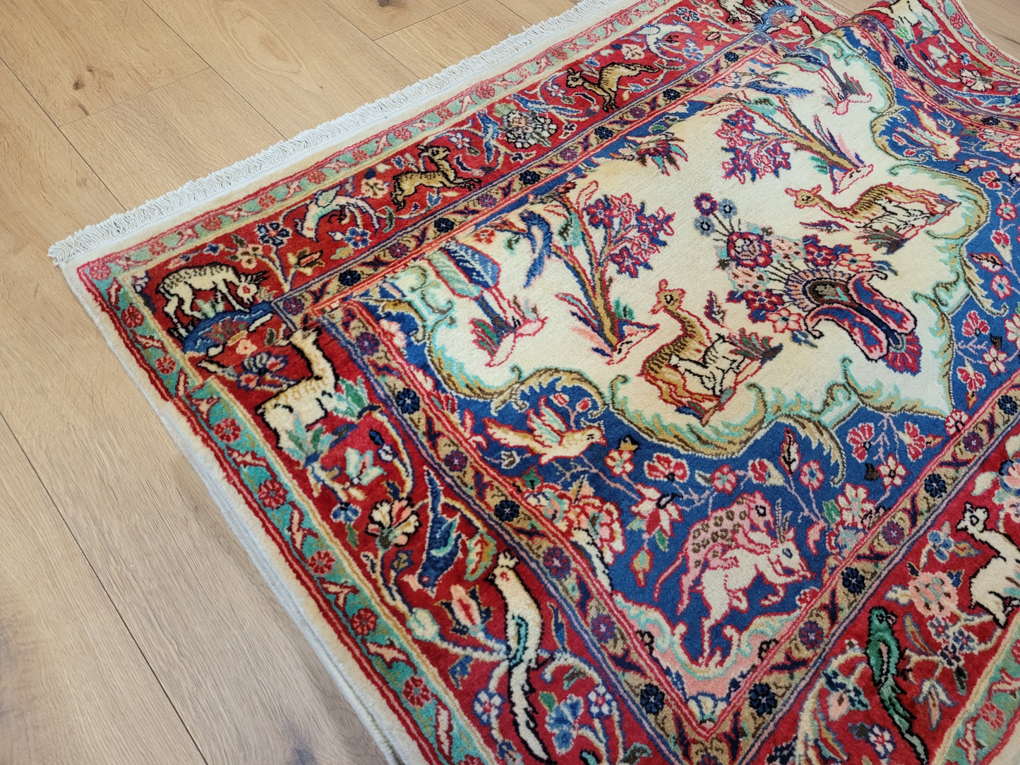 Täbriz Teppich Korkwolle figürliches Tiermotiv florale Komposition