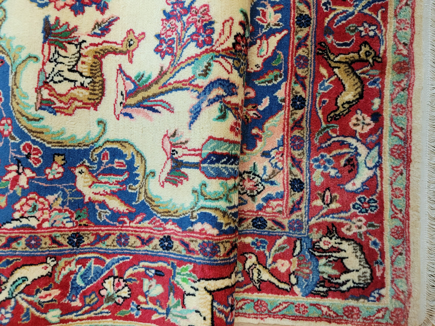 Täbriz Teppich Korkwolle figürliches Tiermotiv florale Komposition