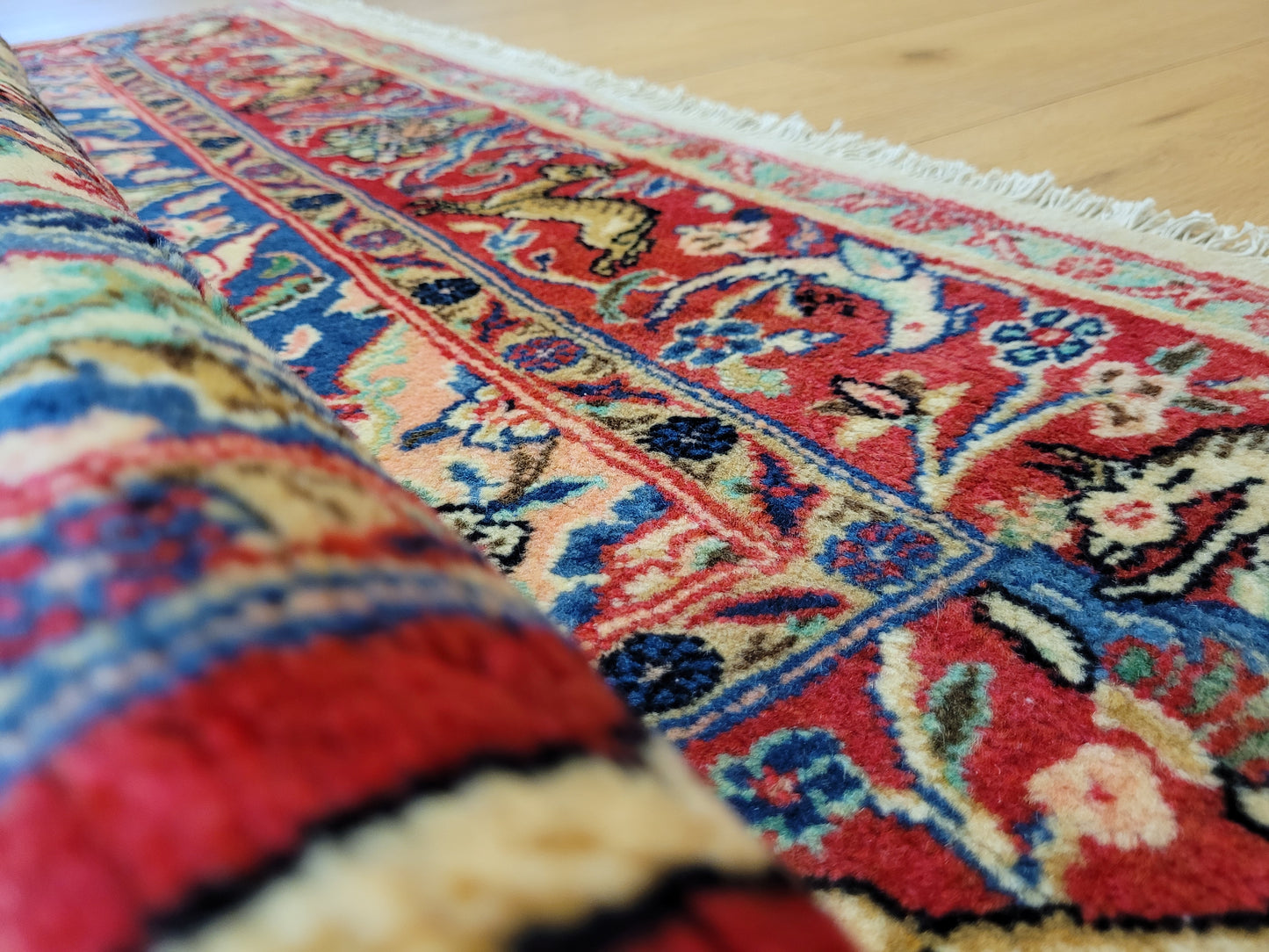 Täbriz Teppich Korkwolle figürliches Tiermotiv florale Komposition