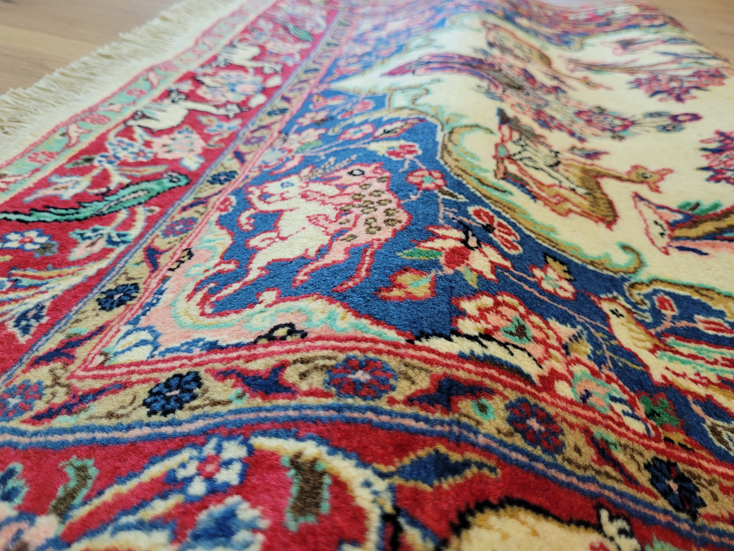 Täbriz Teppich Korkwolle figürliches Tiermotiv florale Komposition