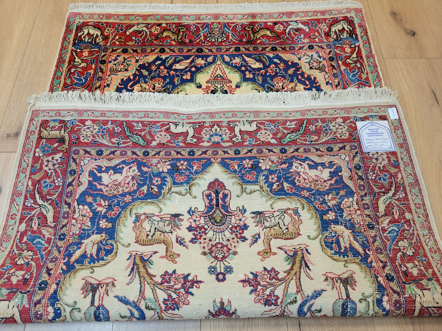 Täbriz Teppich Korkwolle figürliches Tiermotiv florale Komposition