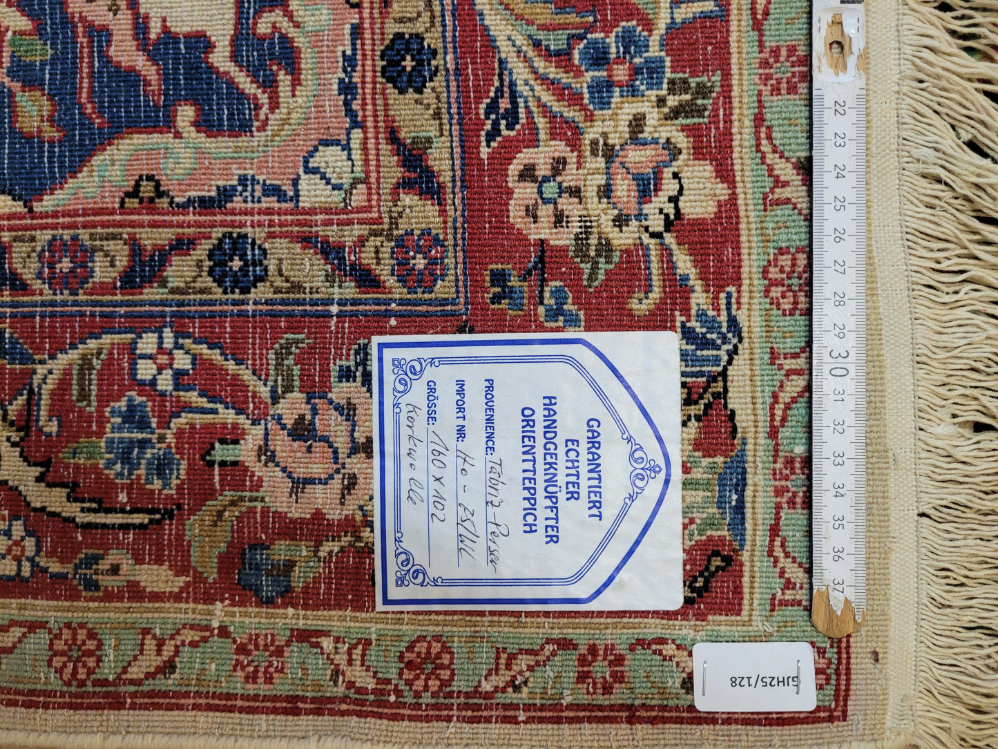 Täbriz Teppich Korkwolle figürliches Tiermotiv florale Komposition