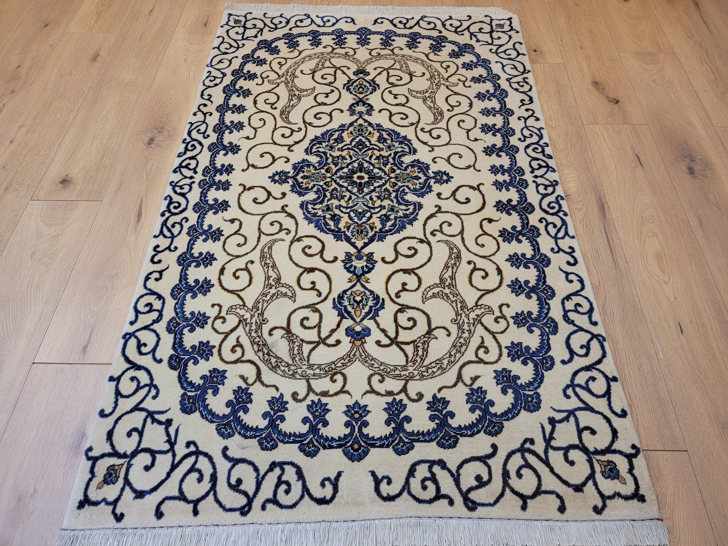 Kaschan Teppich Korkwolle florales Medaillon helles Design fein