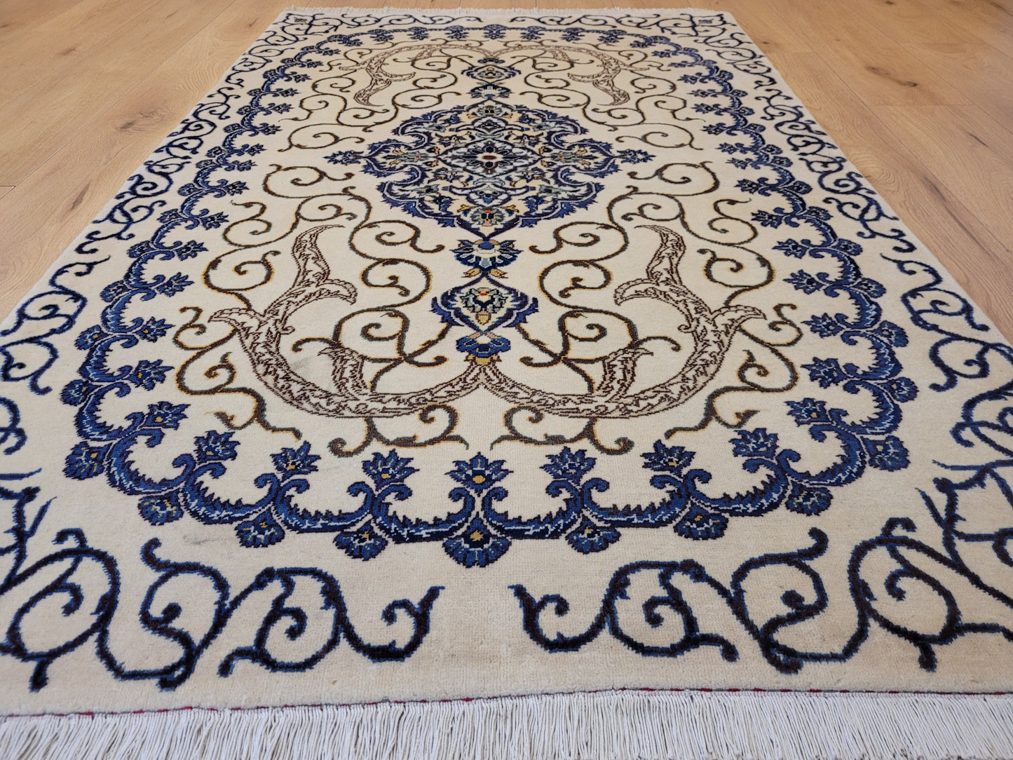 Kaschan Teppich Korkwolle florales Medaillon helles Design fein