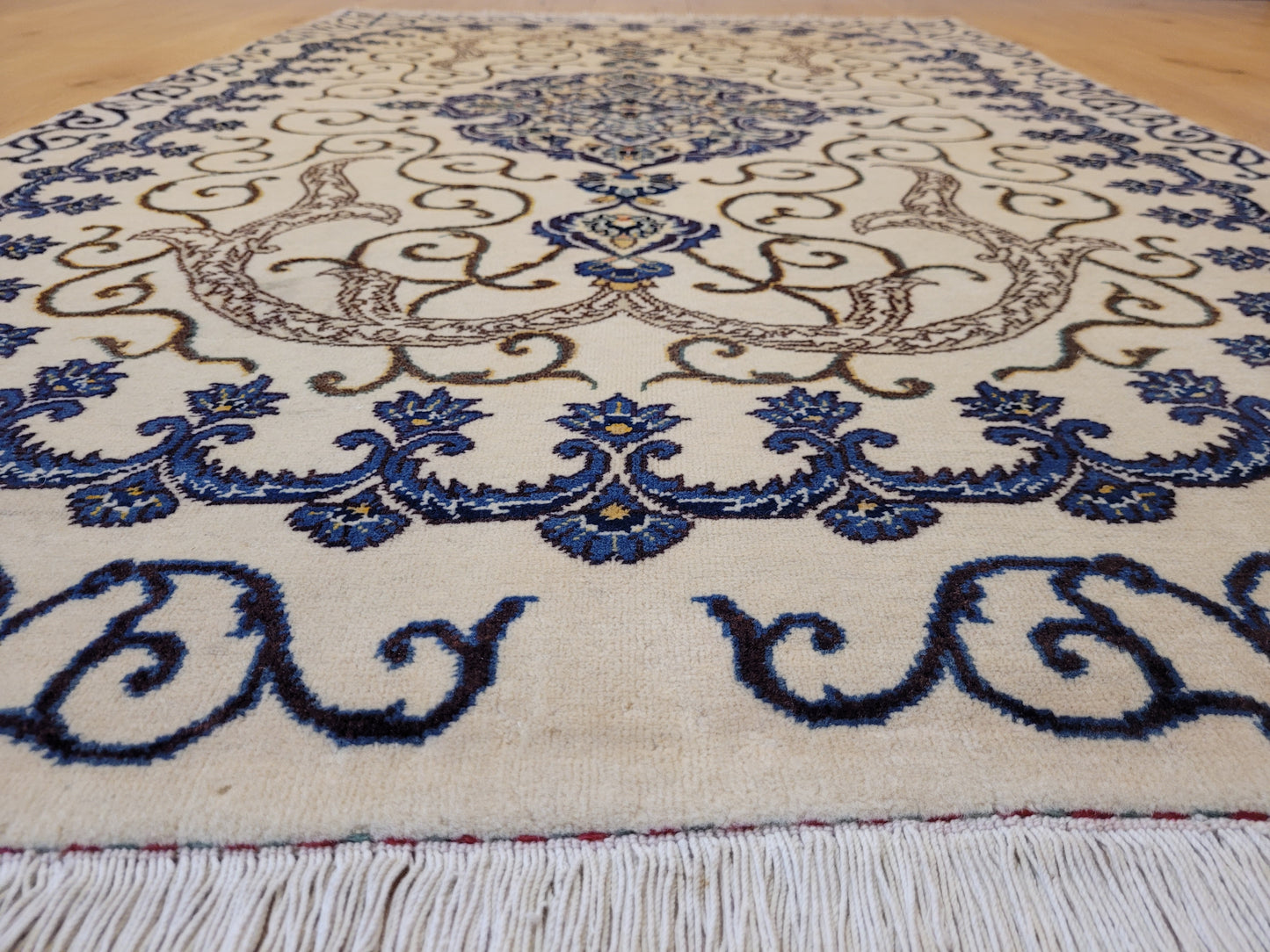 Kaschan Teppich Korkwolle florales Medaillon helles Design fein