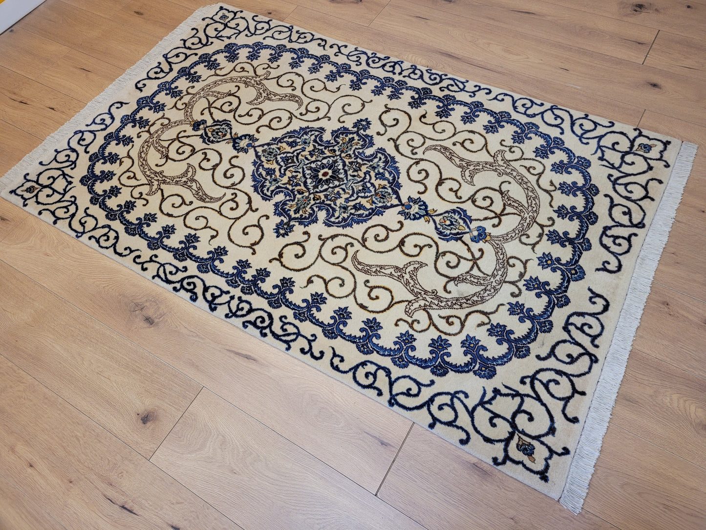 Kaschan Teppich Korkwolle florales Medaillon helles Design fein