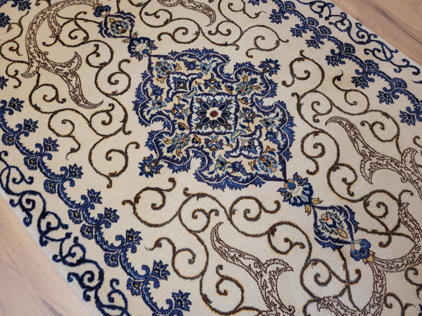 Kaschan Teppich Korkwolle florales Medaillon helles Design fein