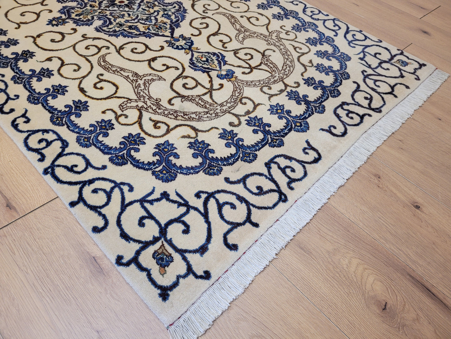 Kaschan Teppich Korkwolle florales Medaillon helles Design fein