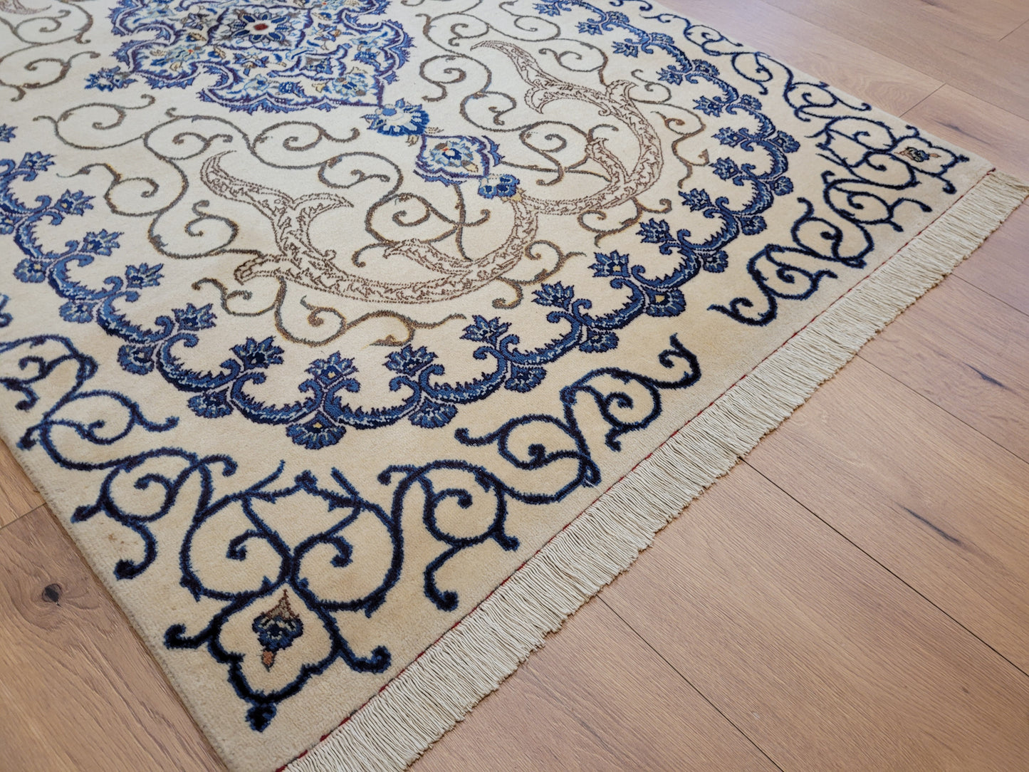 Kaschan Teppich Korkwolle florales Medaillon helles Design fein