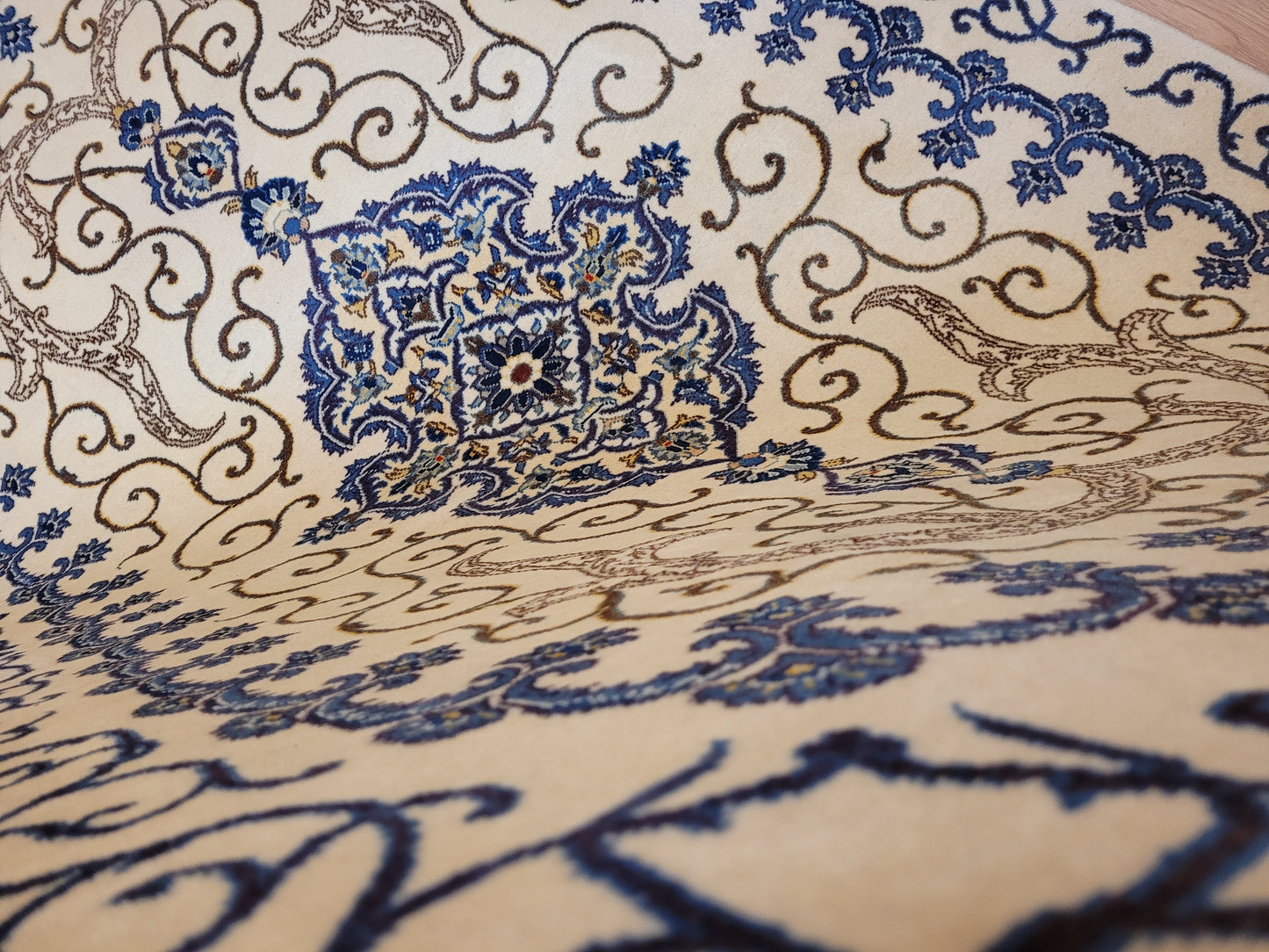 Kaschan Teppich Korkwolle florales Medaillon helles Design fein