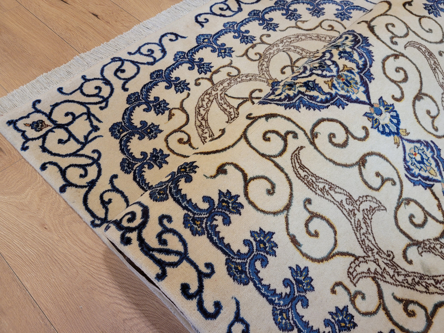 Kaschan Teppich Korkwolle florales Medaillon helles Design fein