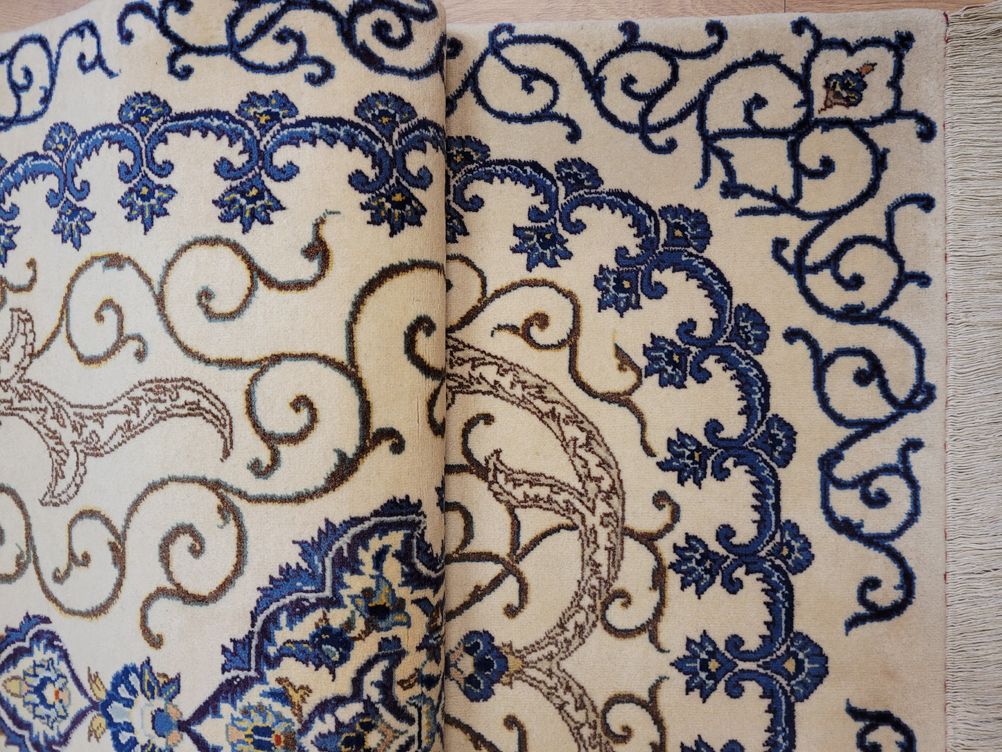 Kaschan Teppich Korkwolle florales Medaillon helles Design fein