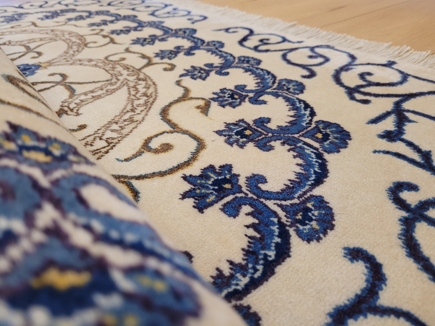 Kaschan Teppich Korkwolle florales Medaillon helles Design fein