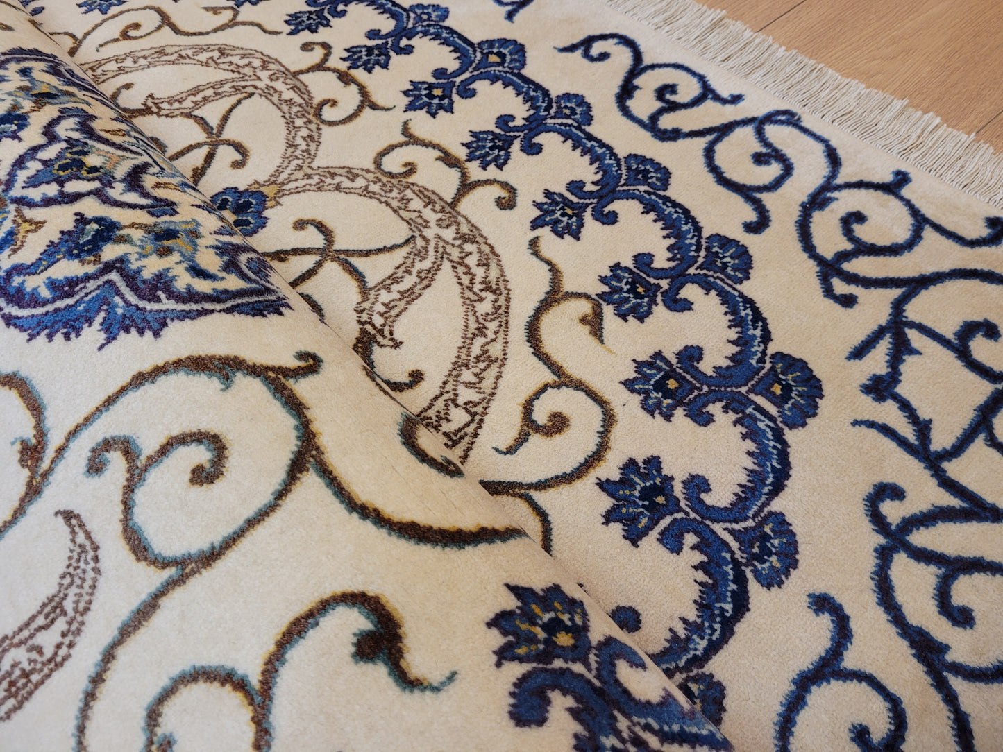 Kaschan Teppich Korkwolle florales Medaillon helles Design fein