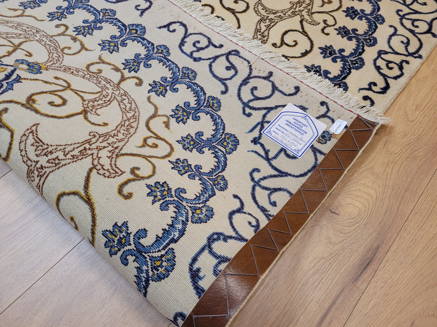 Kaschan Teppich Korkwolle florales Medaillon helles Design fein