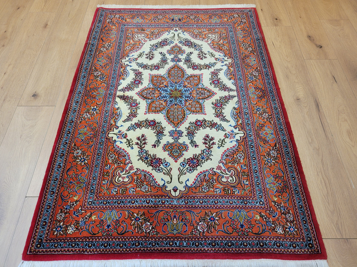 Ghom Teppich Korkwolle florales Sternmedaillon feine Knüpfung