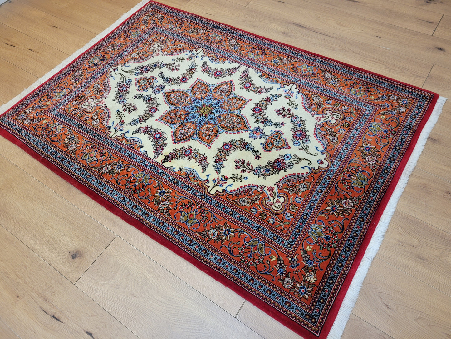 Ghom Teppich Korkwolle florales Sternmedaillon feine Knüpfung