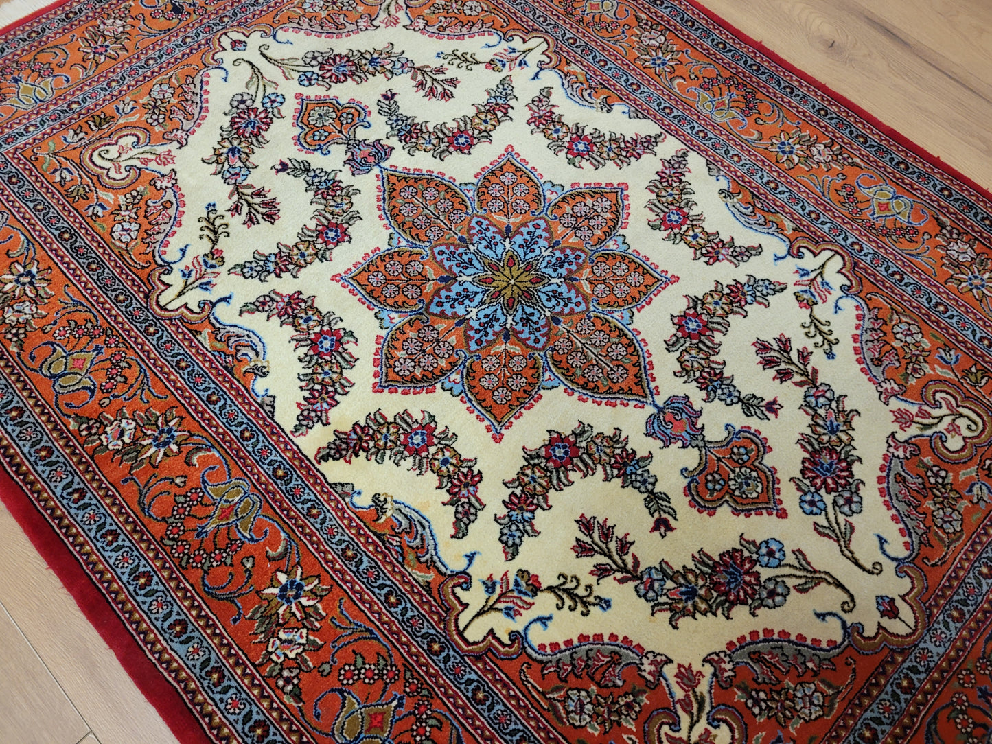 Ghom Teppich Korkwolle florales Sternmedaillon feine Knüpfung