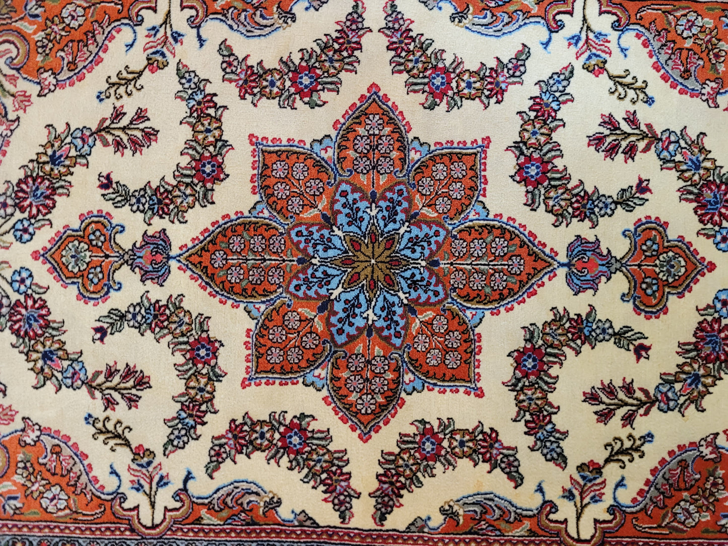 Ghom Teppich Korkwolle florales Sternmedaillon feine Knüpfung