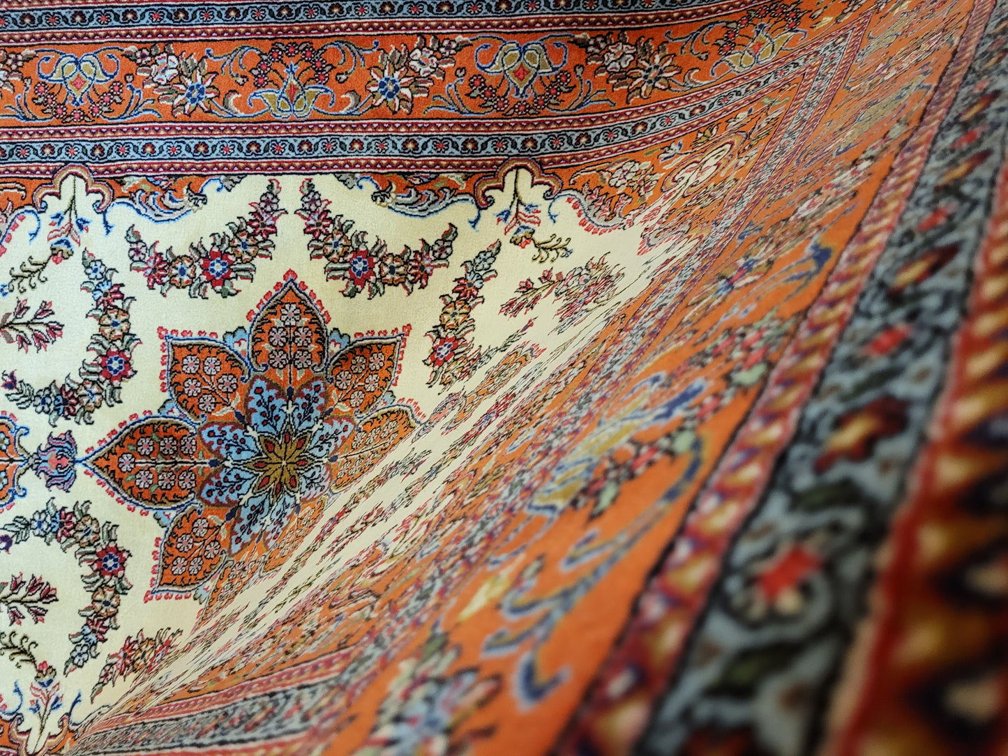 Ghom Teppich Korkwolle florales Sternmedaillon feine Knüpfung