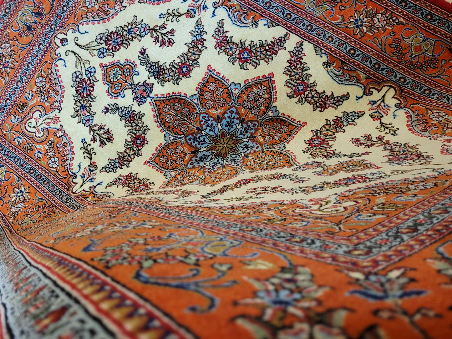 Ghom Teppich Korkwolle florales Sternmedaillon feine Knüpfung