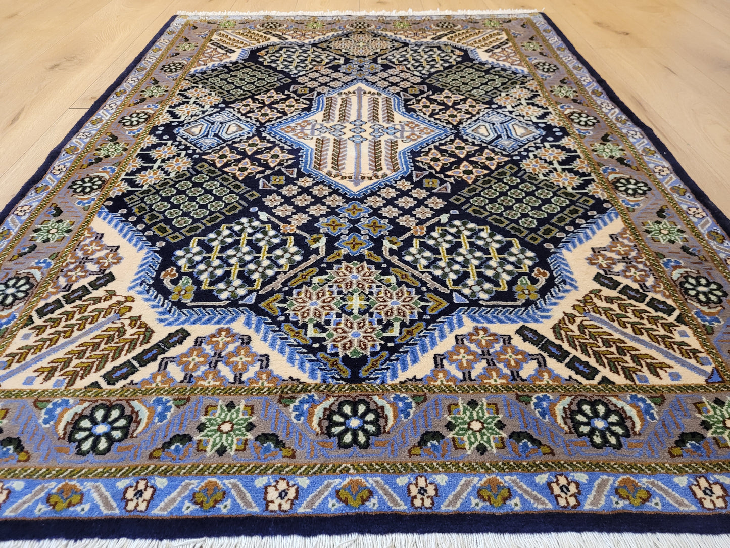 Ghom Teppich Korkwolle geometrisches Medaillon feine Knüpfung