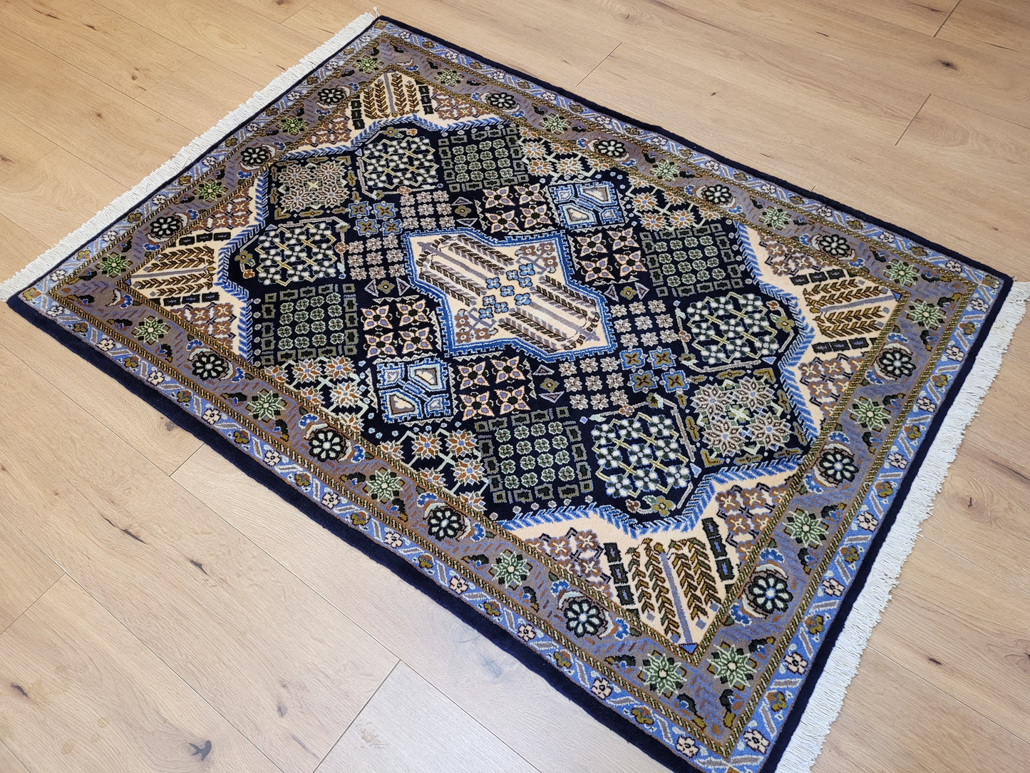 Ghom Teppich Korkwolle geometrisches Medaillon feine Knüpfung