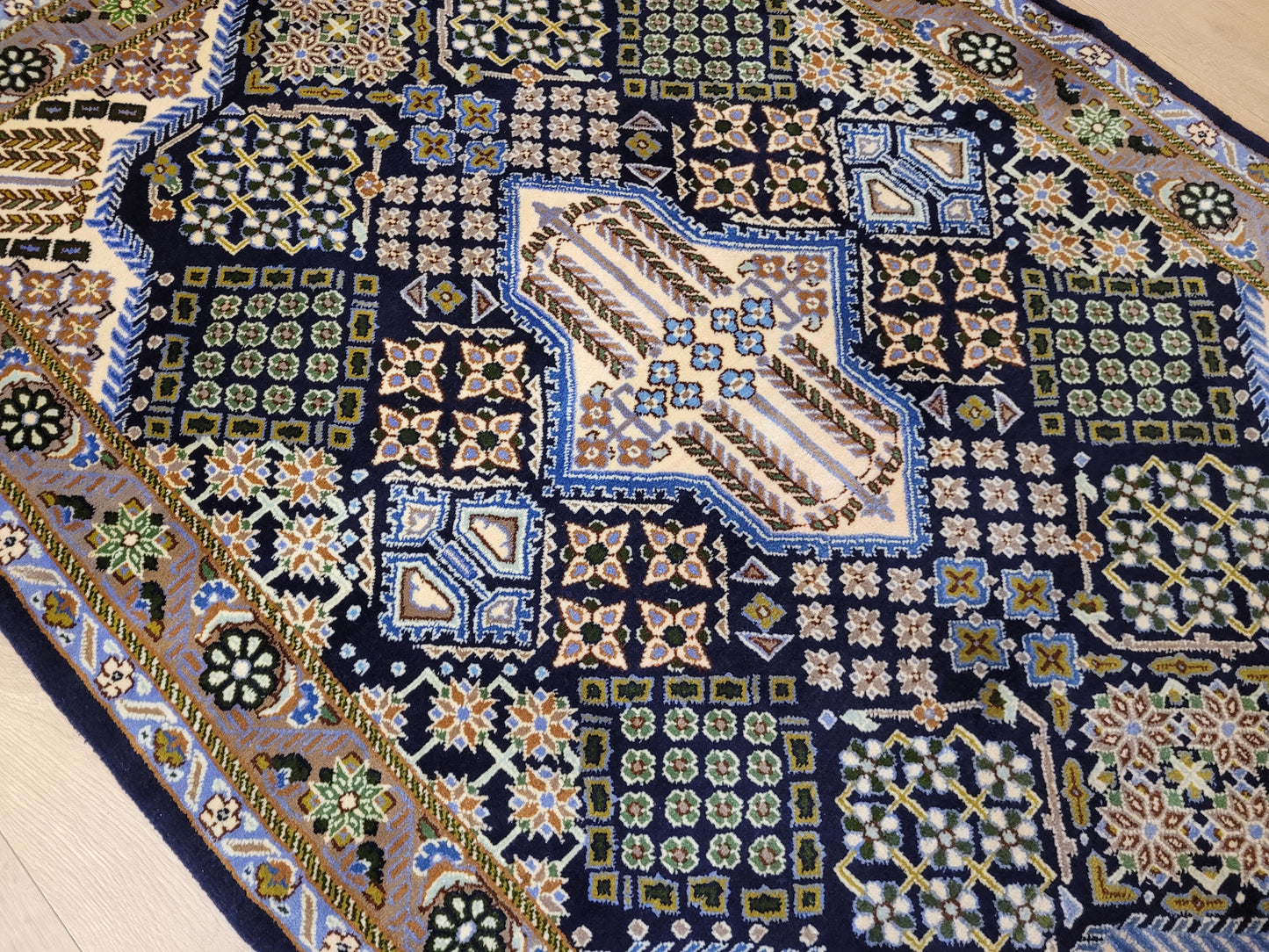 Ghom Teppich Korkwolle geometrisches Medaillon feine Knüpfung