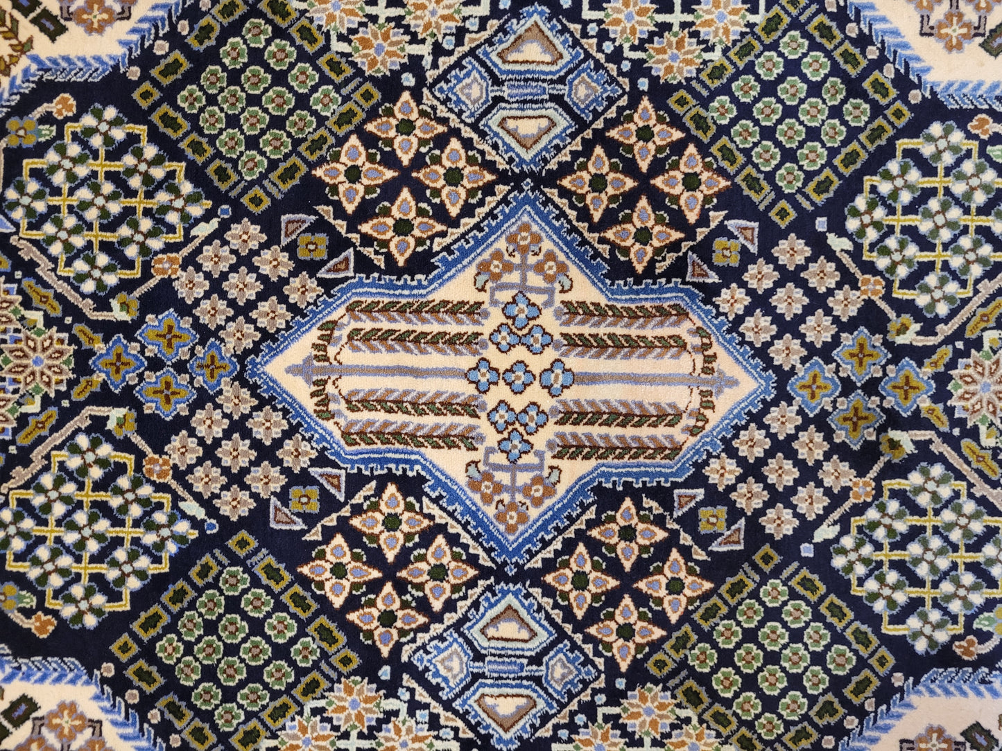 Ghom Teppich Korkwolle geometrisches Medaillon feine Knüpfung