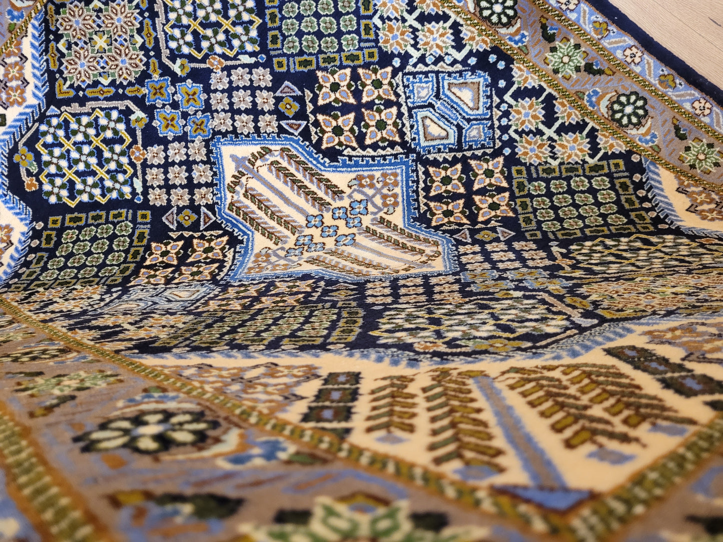 Ghom Teppich Korkwolle geometrisches Medaillon feine Knüpfung