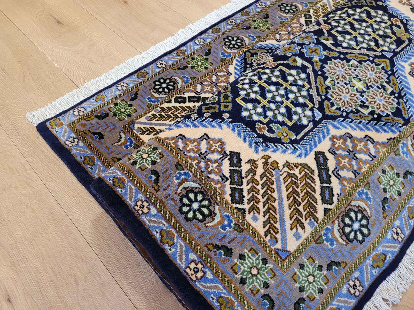 Ghom Teppich Korkwolle geometrisches Medaillon feine Knüpfung