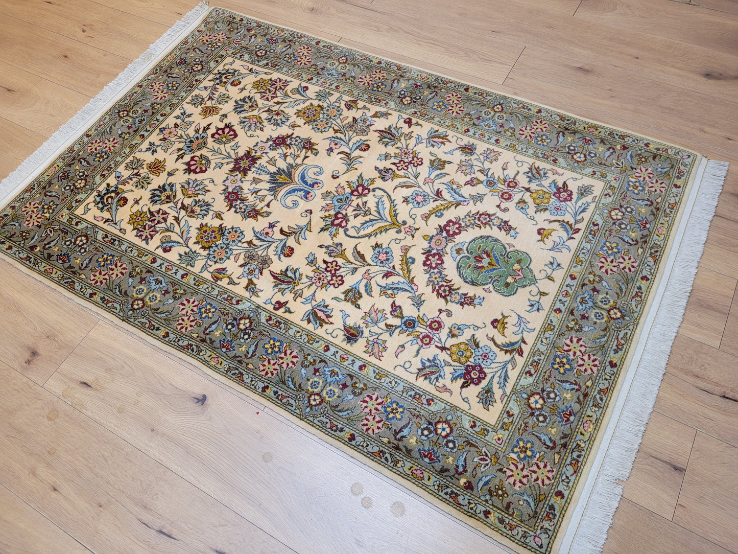 Kaschan Teppich Korkwolle florales Allover-Muster feine Knüpfung