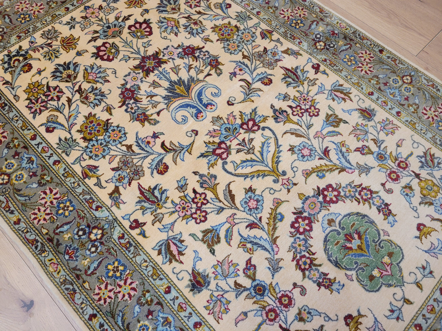 Kaschan Teppich Korkwolle florales Allover-Muster feine Knüpfung