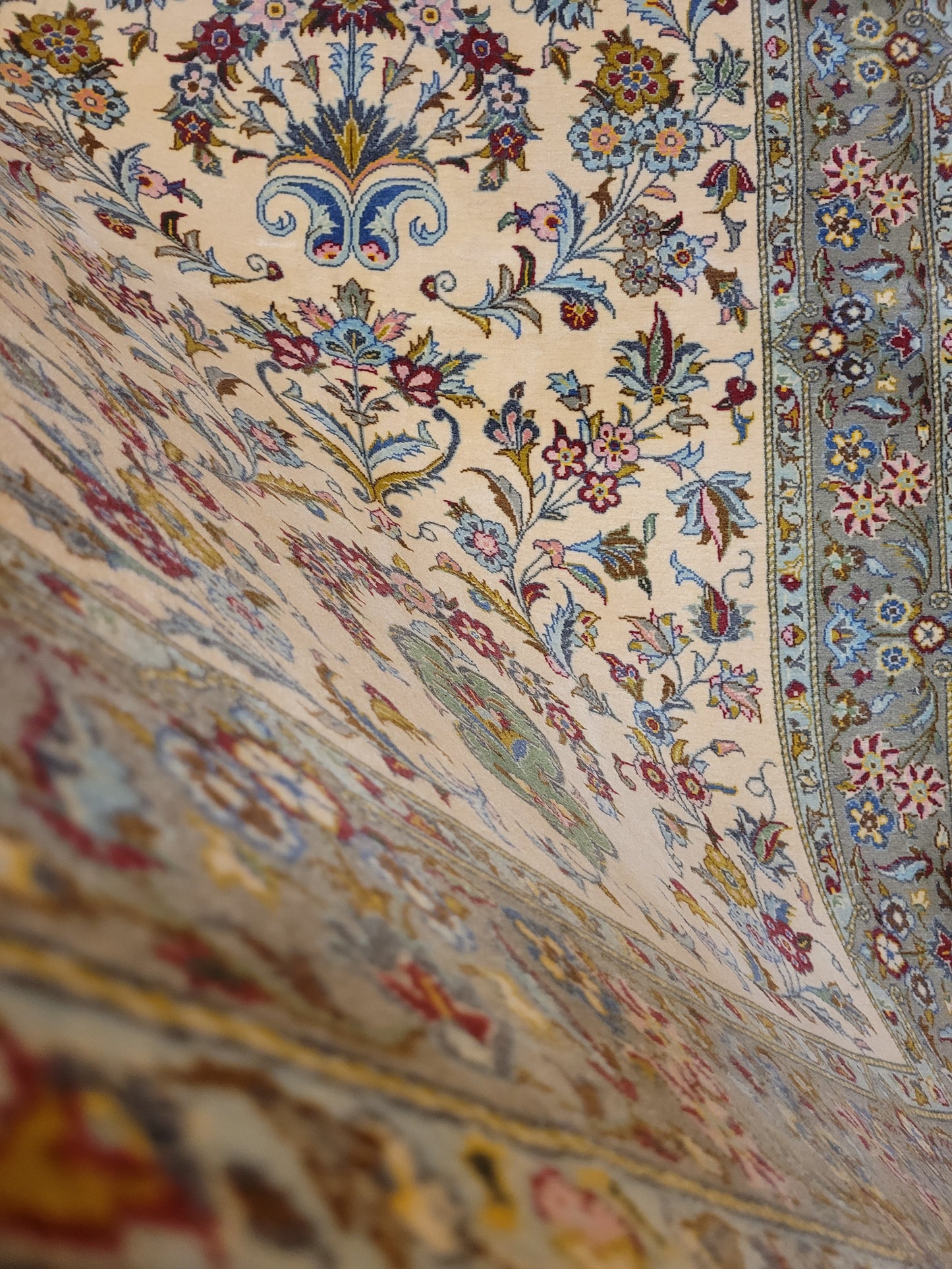 Kaschan Teppich Korkwolle florales Allover-Muster feine Knüpfung