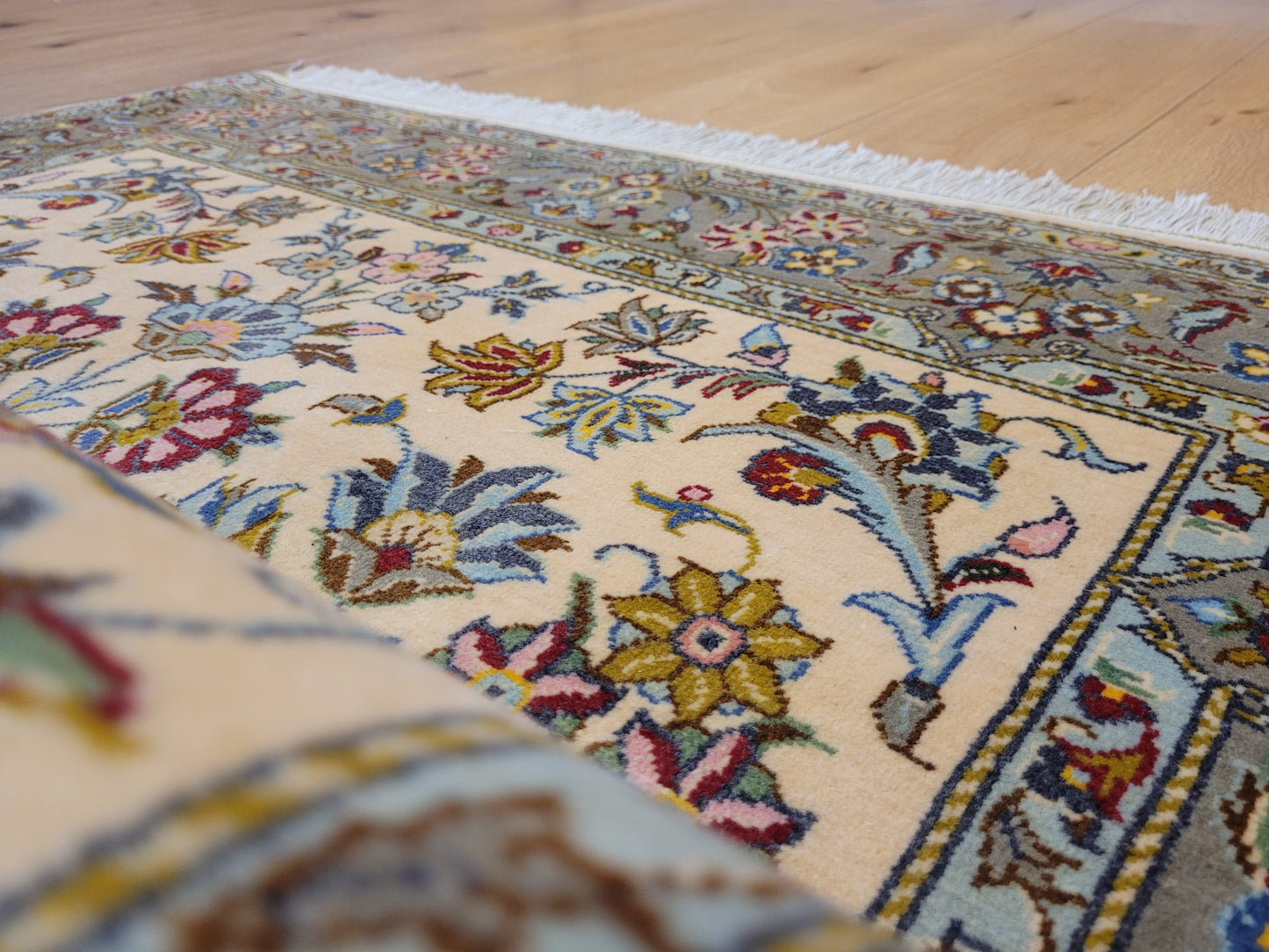 Kaschan Teppich Korkwolle florales Allover-Muster feine Knüpfung