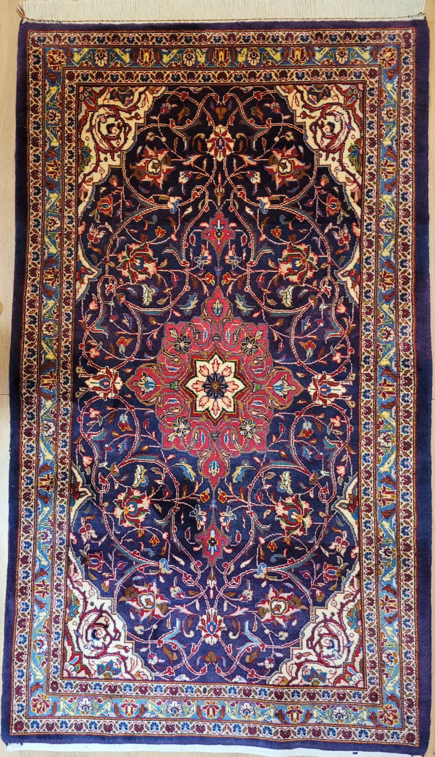 Kaschan Teppich Korkwolle florales Medaillon feine Knüpfkunst