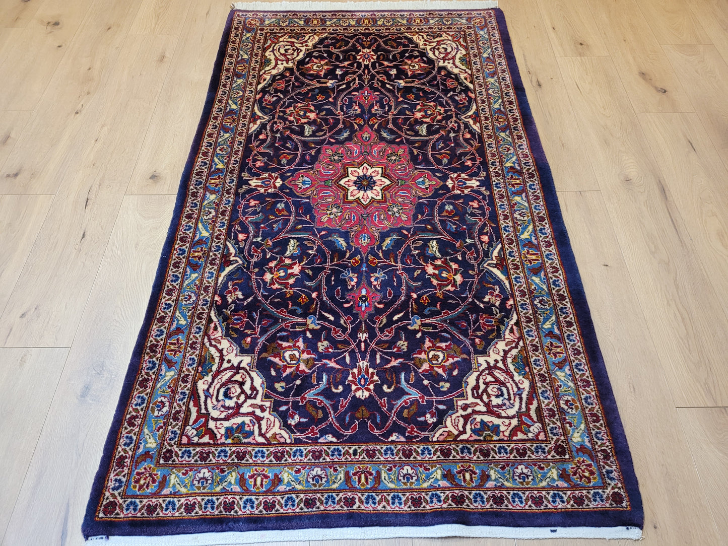 Kaschan Teppich Korkwolle florales Medaillon feine Knüpfkunst