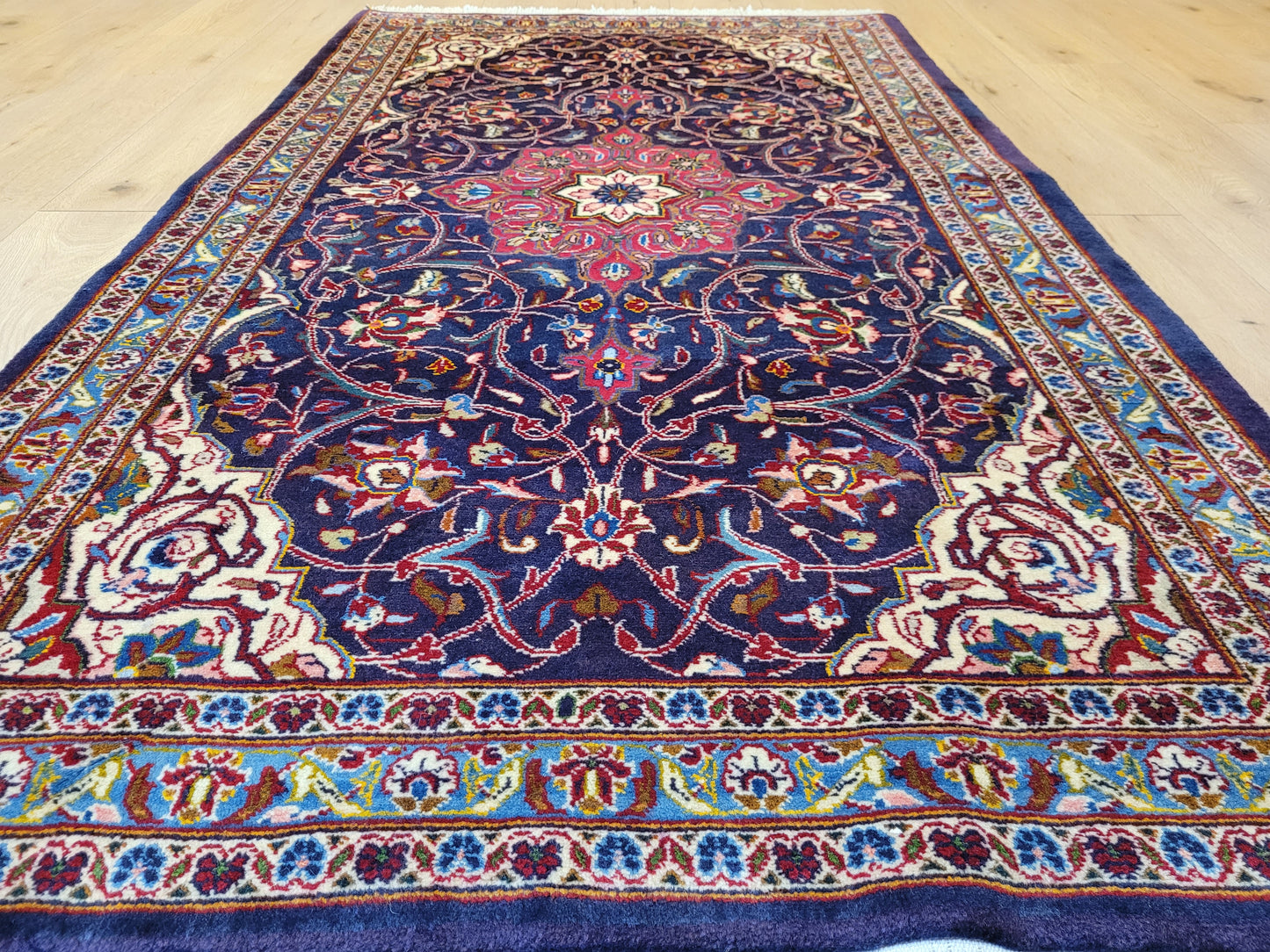 Kaschan Teppich Korkwolle florales Medaillon feine Knüpfkunst