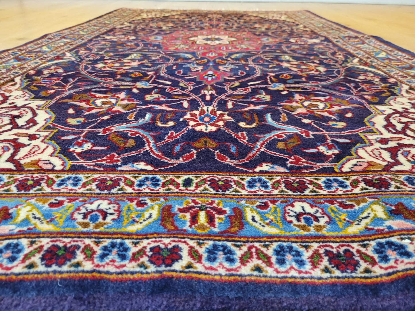 Kaschan Teppich Korkwolle florales Medaillon feine Knüpfkunst