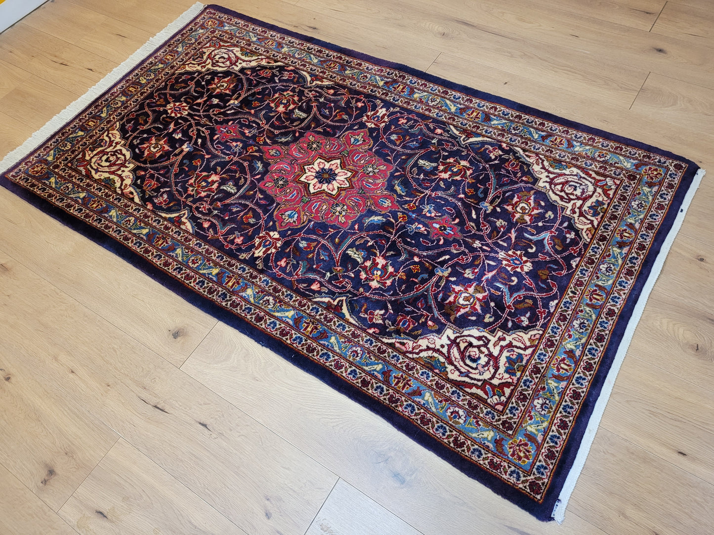 Kaschan Teppich Korkwolle florales Medaillon feine Knüpfkunst