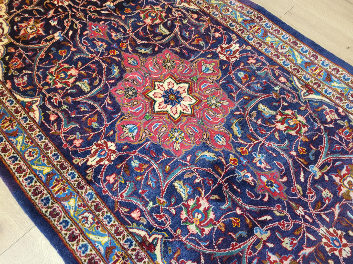 Kaschan Teppich Korkwolle florales Medaillon feine Knüpfkunst